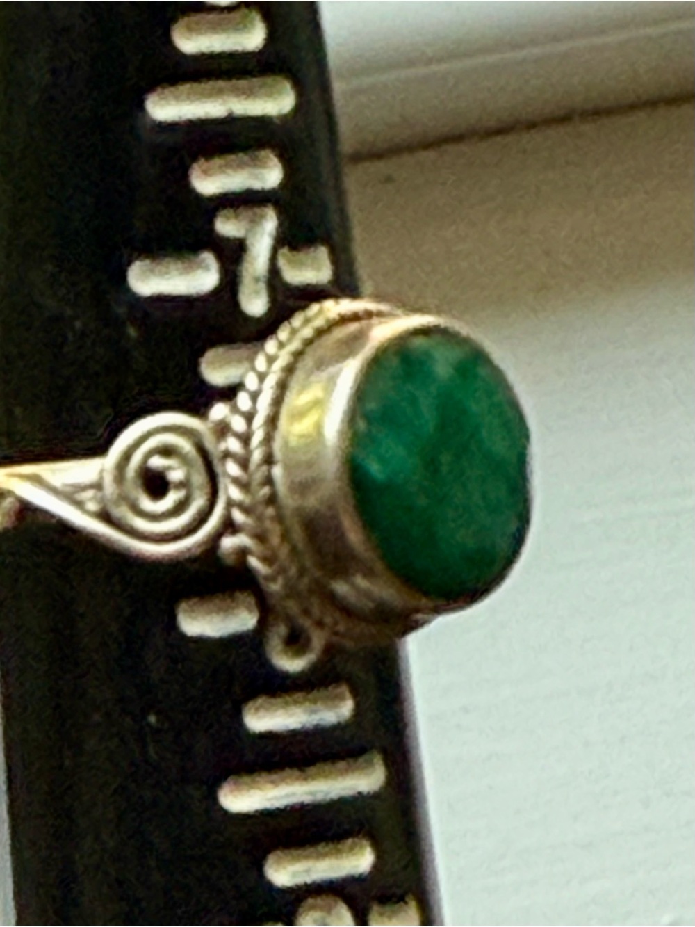 Sterling ring with green stone. - Picture 10 of 10